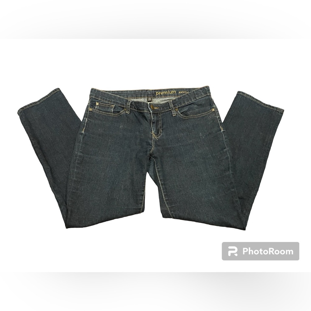 Gap premium skinny jeans in dark blue. Size 8/29. 5 pocket.